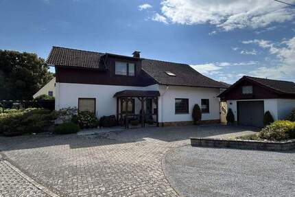 Gepflegtes Einfamilienhaus mit großem Grundstück und Garage in Marsberg 7 zimmer