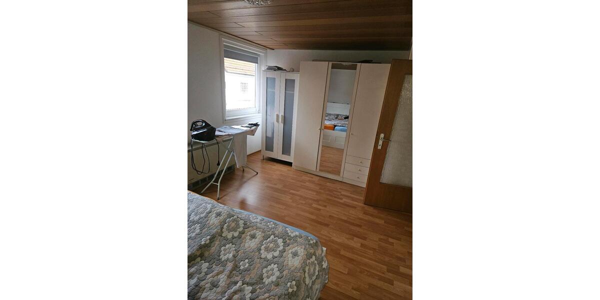 Renovierte Altbauhaushälfte mit Garage und Balkon 6 zimmer