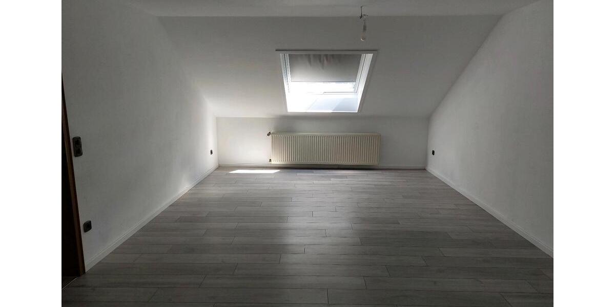 Wohnung DG 85qm (KM 680 € Warmmiete inkl. Strom ca.1080 €) 3 zimmer