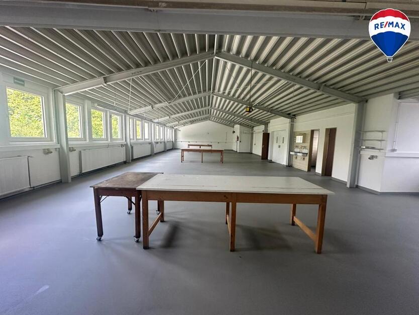 Frisch sanierte Gewerbehalle mit Büroflächen, Produktionsbereich & EinliegerWohnung zu vermieten!
