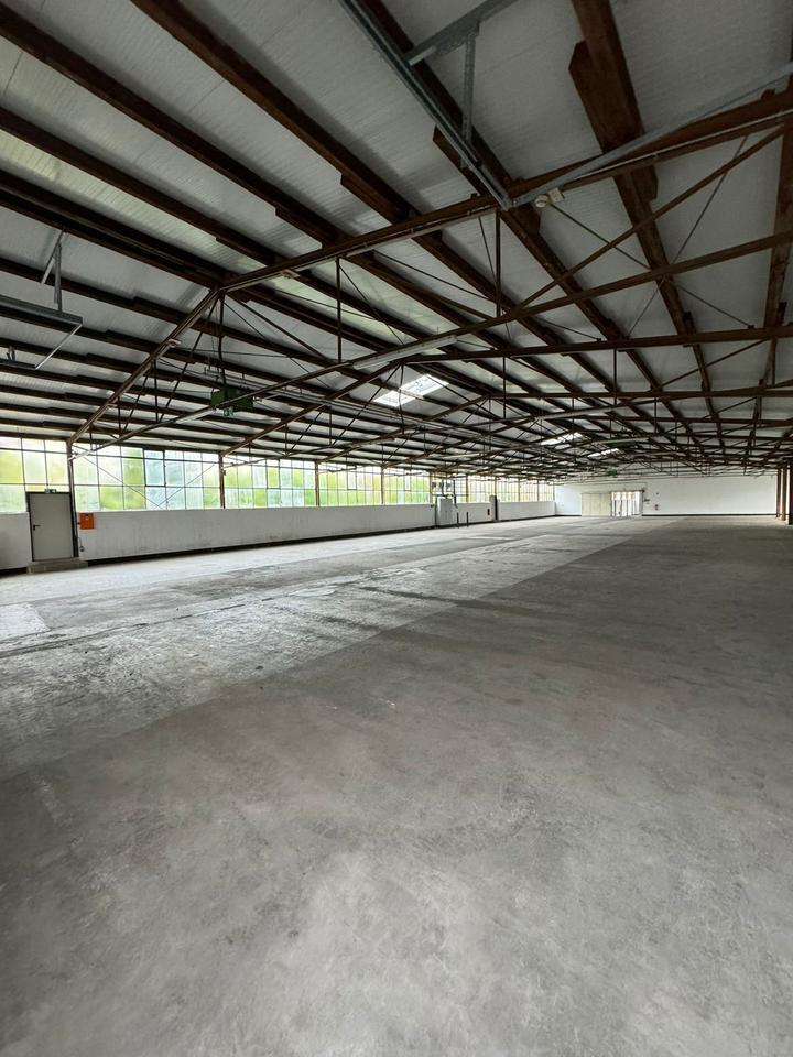 570 m² Warmhalle mit Büro-Sozialräumen und Stellplätzen zimmer