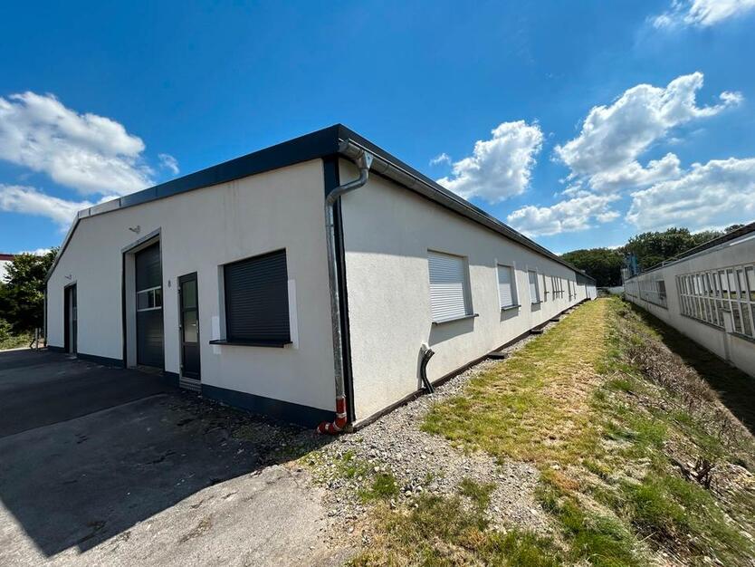570 m² Warmhalle mit Büro-Sozialräumen und Stellplätzen zimmer