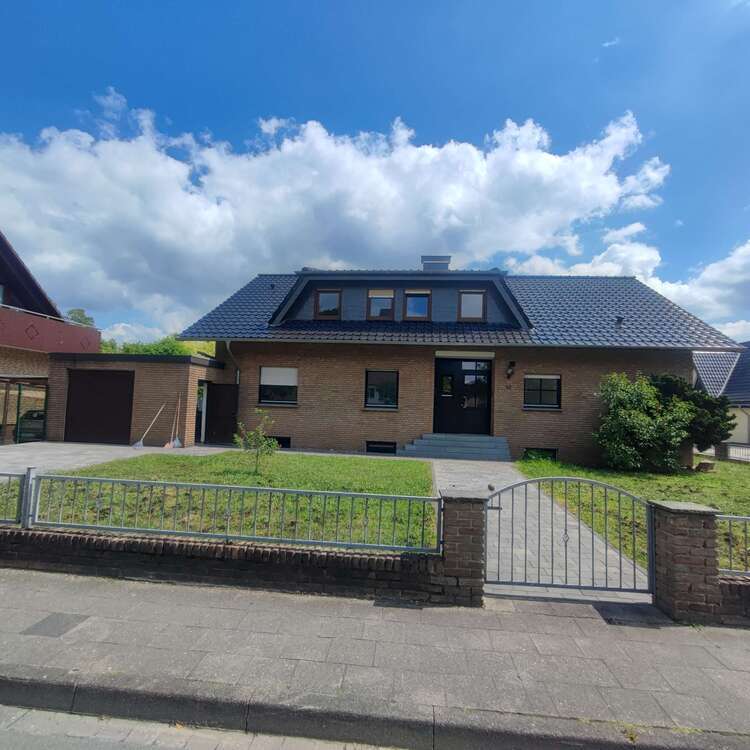 Haus zum Mieten in Hövelhof 2.000 € 220 m²