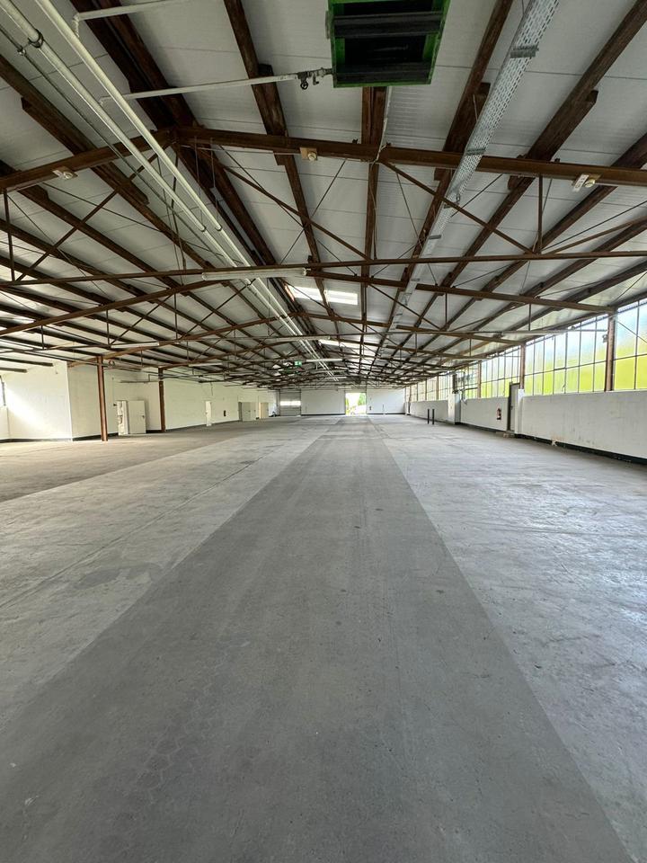 570 m² Warmhalle mit Büro-Sozialräumen und Stellplätzen zimmer