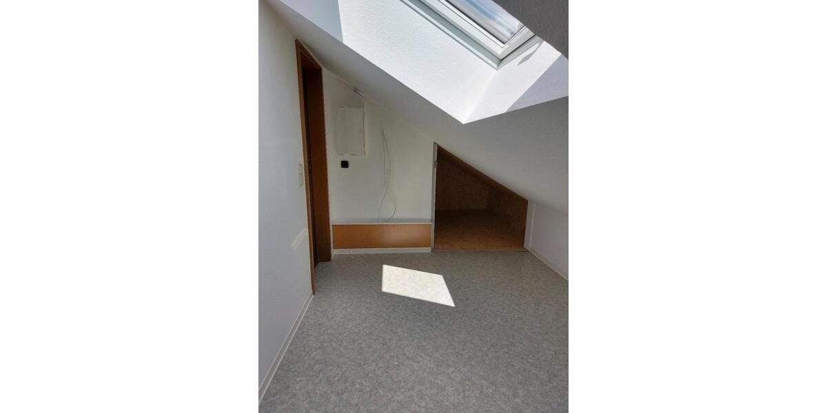 Wohnung DG 85qm (KM 680 € Warmmiete inkl. Strom ca.1080 €) 3 zimmer