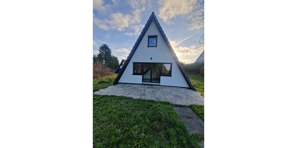 Schönes Nurdachhaus in der Natur zimmer