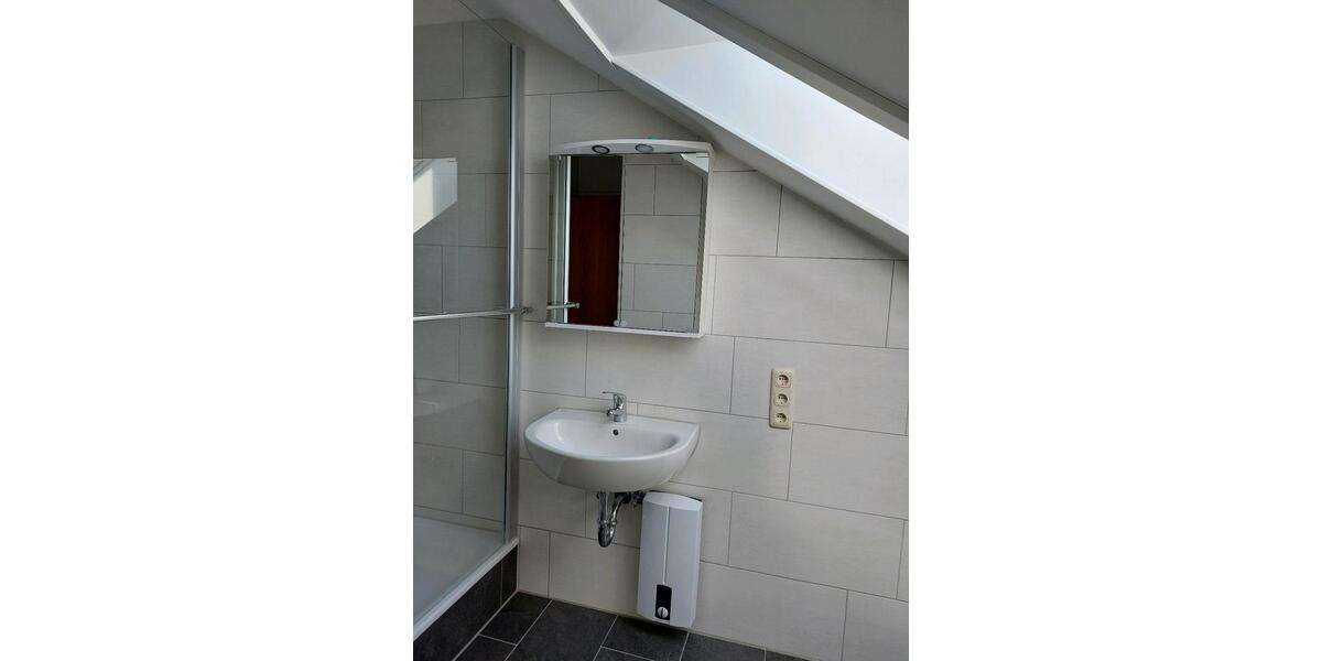 Wohnung DG 85qm (KM 680 € Warmmiete inkl. Strom ca.1080 €) 3 zimmer