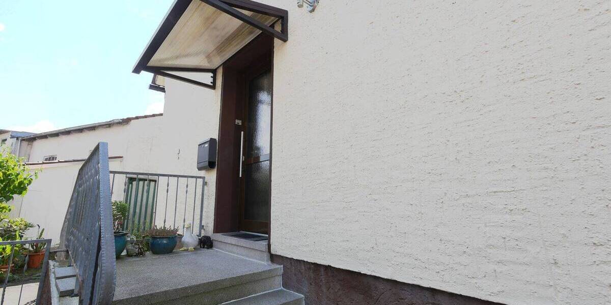 Mehrfamilienhaus, Wohnhaus Paderborn / Schloß Neuhaus Schloß Neuhaus - 6 Zimmer, 135 m&sup2;, 299.000&euro; | Angebot:25688039