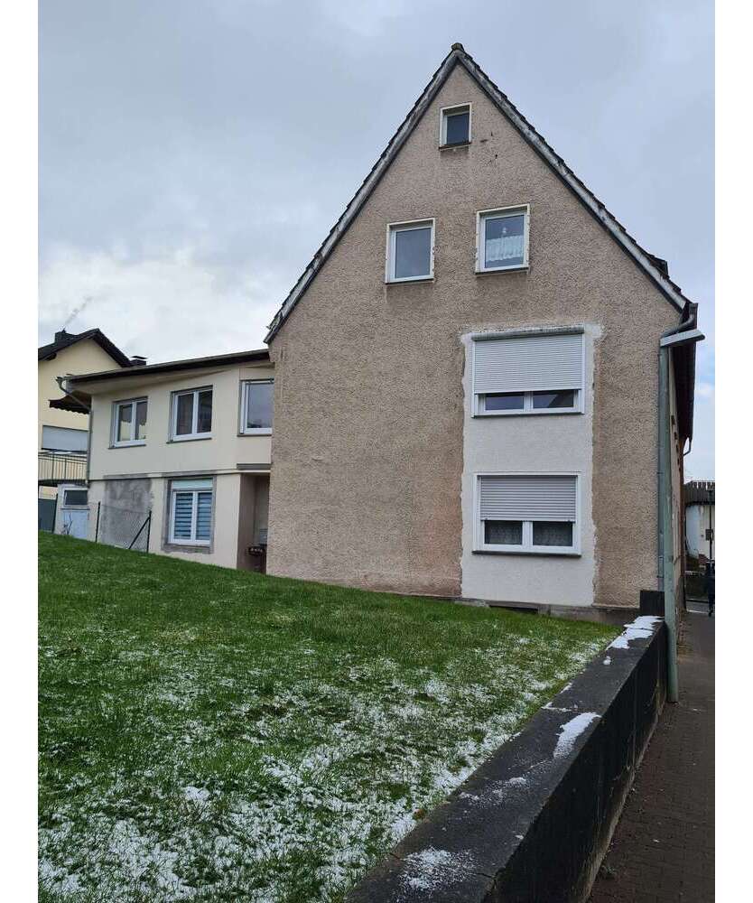 Haus zum Kaufen in Horn-Bad Meinberg 240.000 € 215 m²