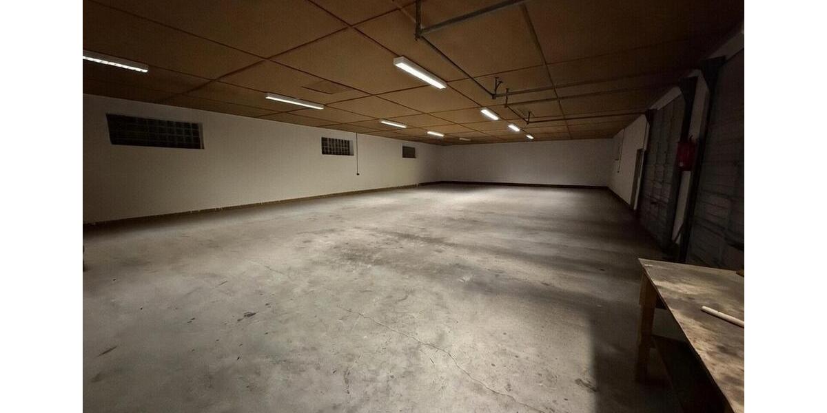 Lagerhalle mit Büro zimmer