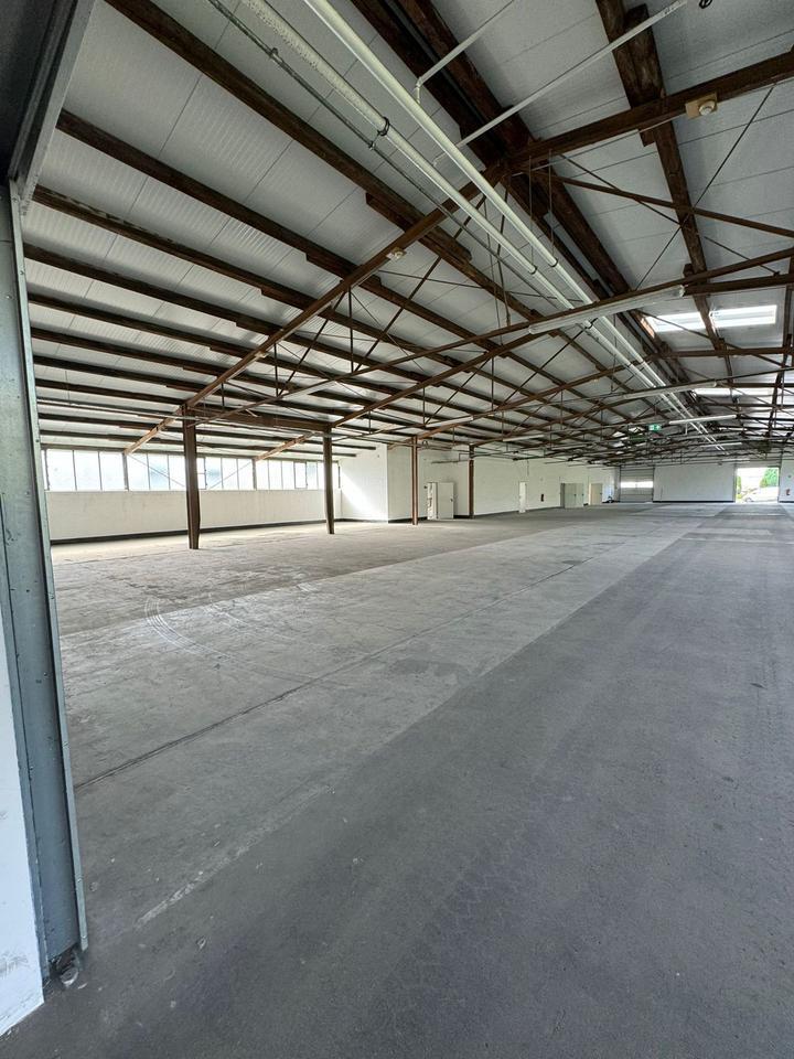 570 m² Warmhalle mit Büro-Sozialräumen und Stellplätzen zimmer