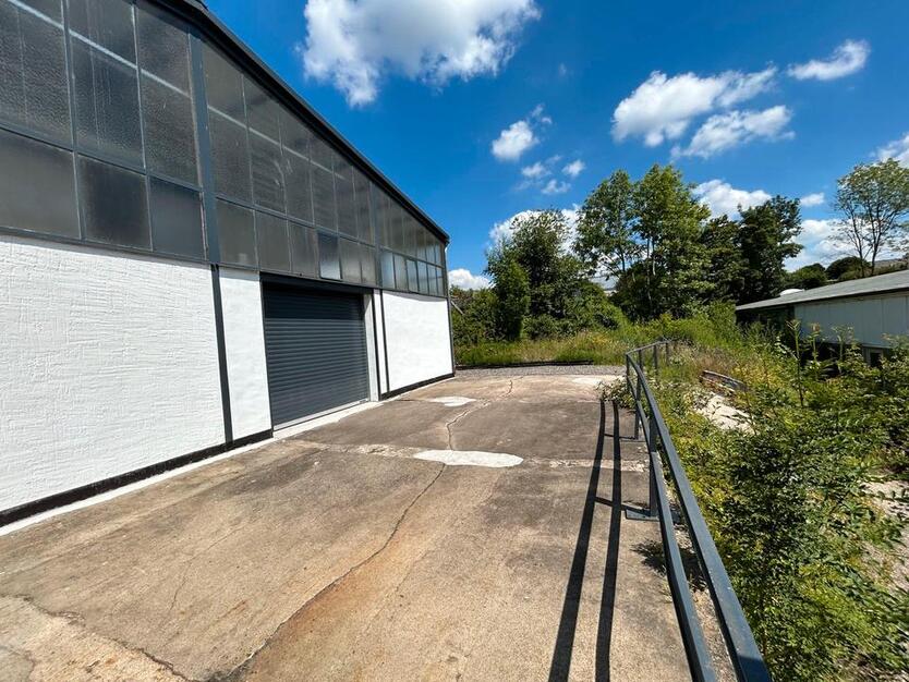 Hohe, modernisierte Produktions-Lagerhalle zimmer