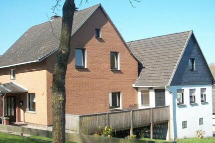 2-Fam. Haus, 2 Häuer 4+5 Zimmer Büro Vollkeller Garagen + Bauland
