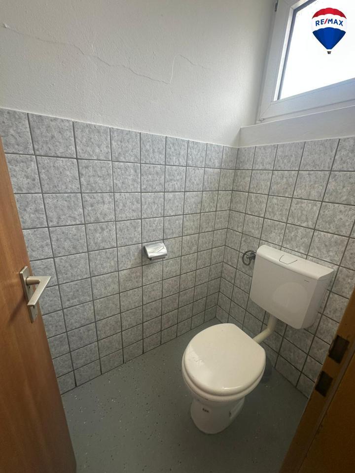 Frisch sanierte Gewerbehalle mit Büroflächen, Produktionsbereich & EinliegerWohnung zu vermieten!