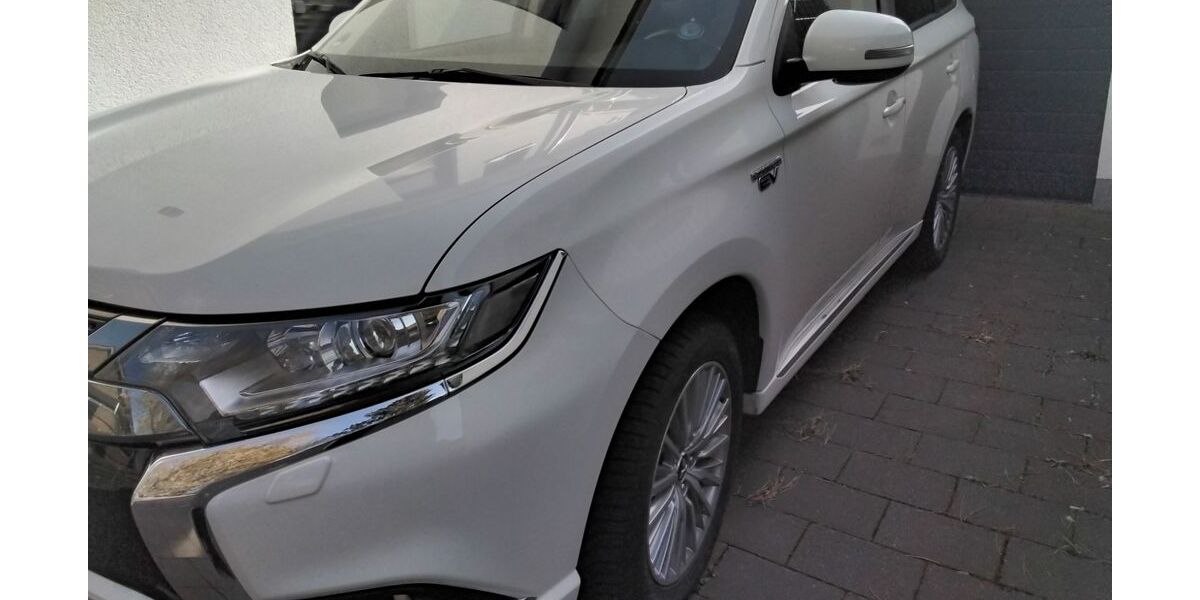 Mitsubishi Plug-in Hybrid Outlander 80.000 km 20.950 &euro; Bad Lippspringe 33175