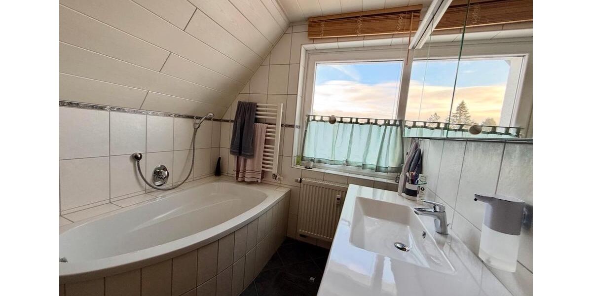 Dachgeschoßwohnung Horn-Bad Meinberg Bad Meinberg - 4 Zimmer, 124 m&sup2;, 900&euro; | Angebot:26670863
