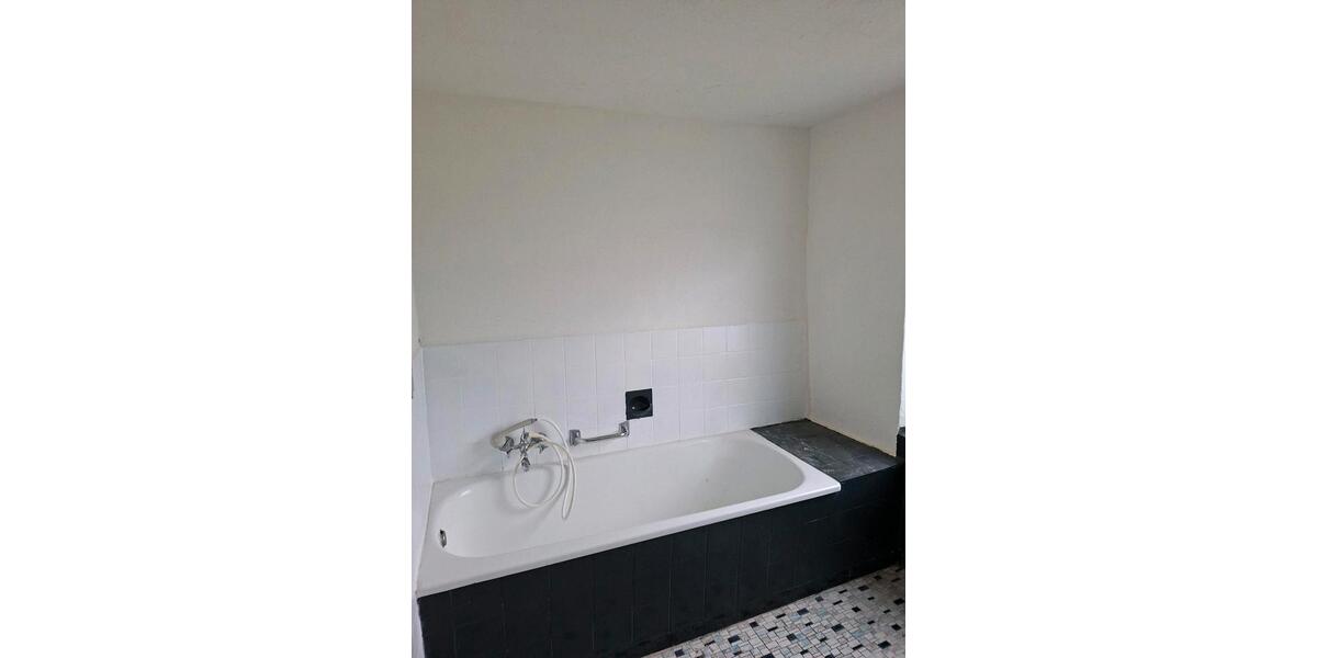 Bauernhaus, Landhaus Nieheim - 8 Zimmer, 200 m&sup2;, 140.000&euro; | Angebot:26534589