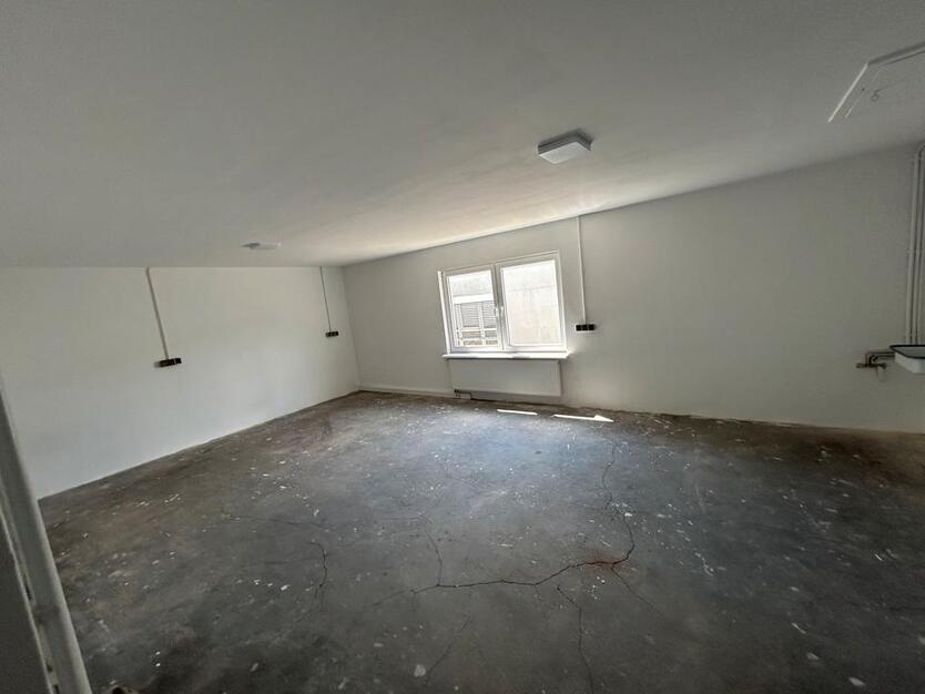 570 m² Warmhalle mit Büro-Sozialräumen und Stellplätzen zimmer