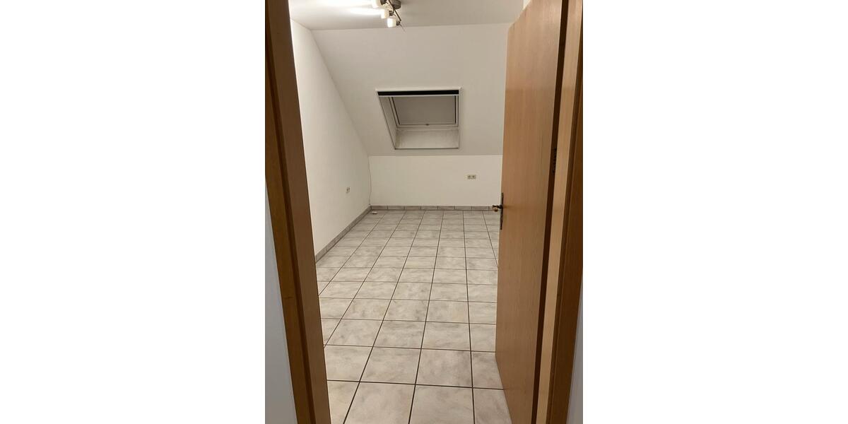 Dachgeschoßwohnung Delbrück - 3 Zimmer, 100 m&sup2;, 770&euro; | Angebot:25404249