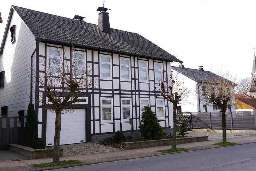 Haus zum Kaufen in Nieheim 185.000 € 240 m²
