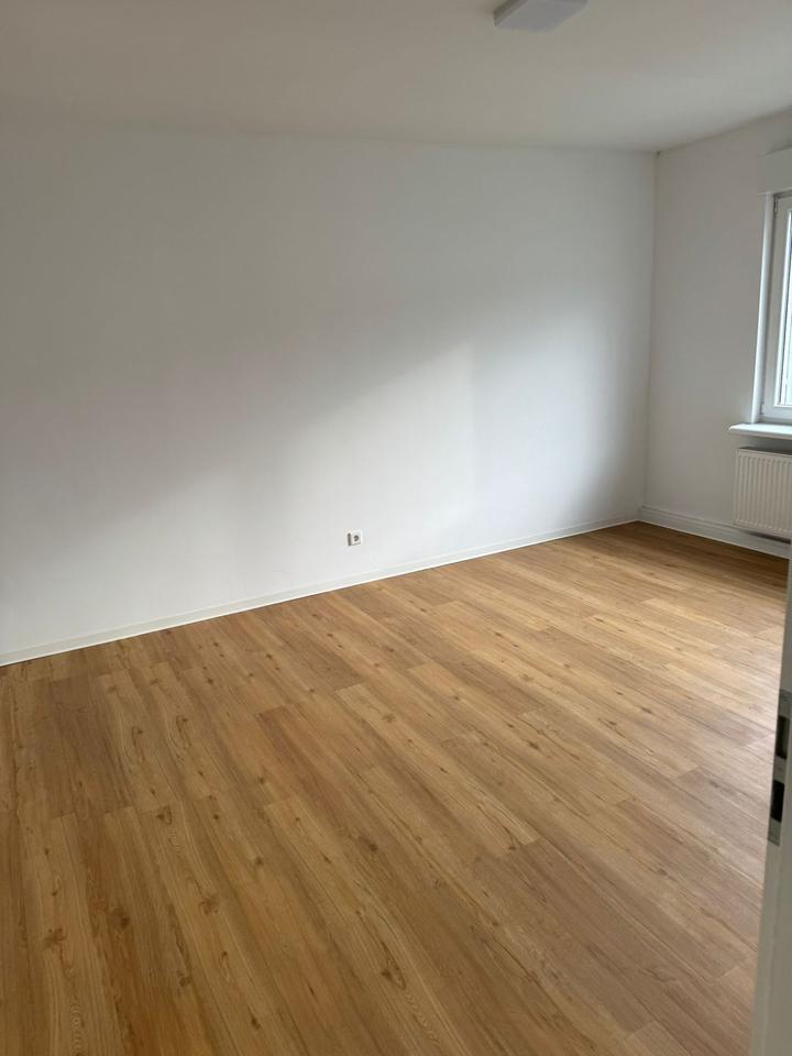 570 m² Warmhalle mit Büro-Sozialräumen und Stellplätzen zimmer