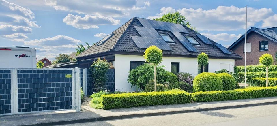 Einfamilienhaus freistehend mit voll ausgebautem Walmdach, Garten