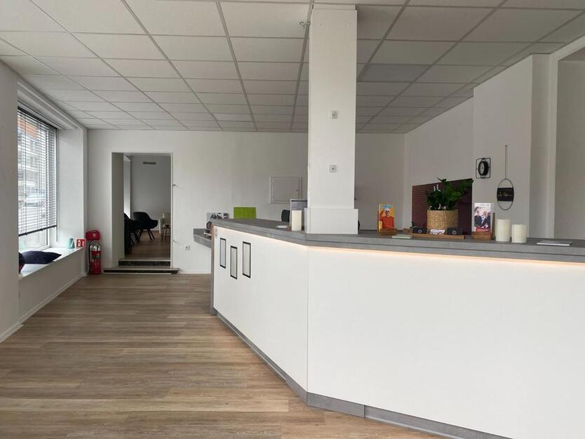 Großzügiges Ladenlokal in einer verkehrsgünstigen Lage von Detmold zu vermieten zimmer