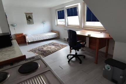 Möbliertes Dachgeschoss-Zimmer an ruhigen Mieterin zu vermieten