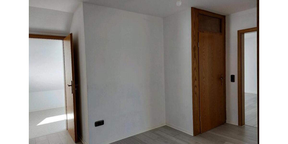 Wohnung DG 85qm (KM 680 € Warmmiete inkl. Strom ca.1080 €) 3 zimmer