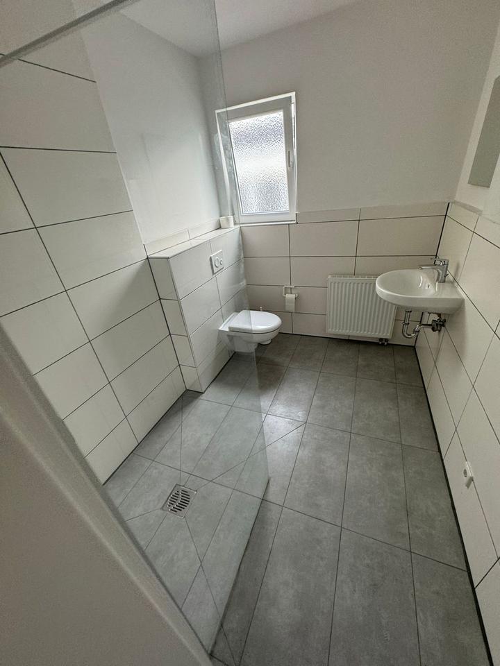 570 m² Warmhalle mit Büro-Sozialräumen und Stellplätzen zimmer
