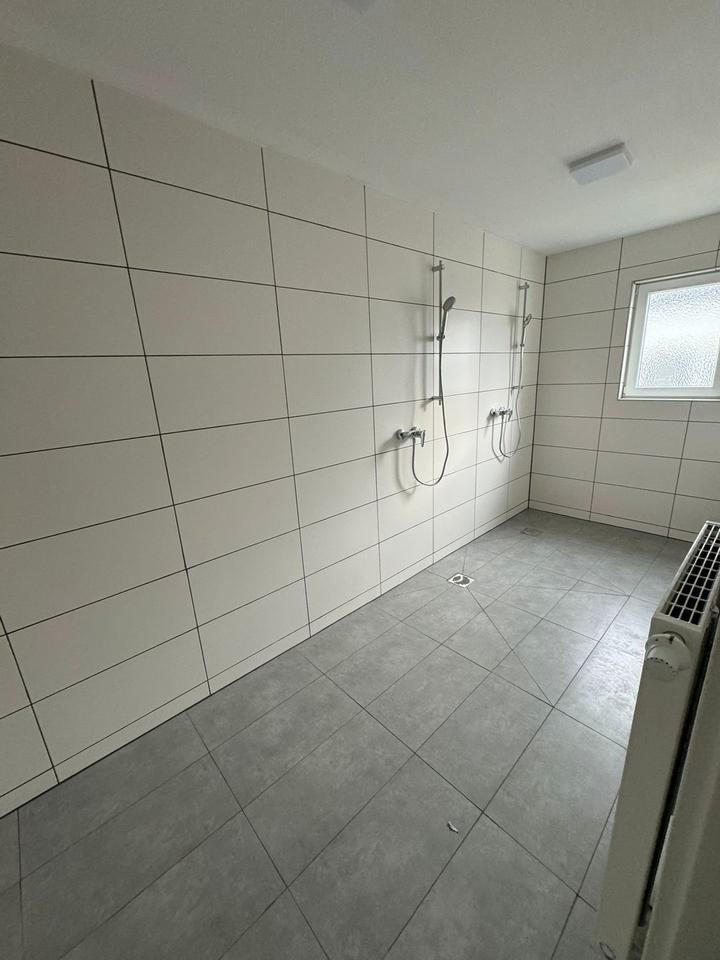 570 m² Warmhalle mit Büro-Sozialräumen und Stellplätzen zimmer