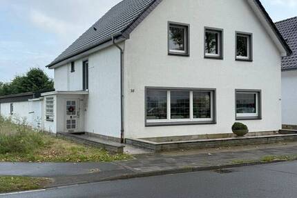 freistehendes 2-12 geschoss. Zweifamilienwohnhaus mit großzügigem Grundstück in Lipperode