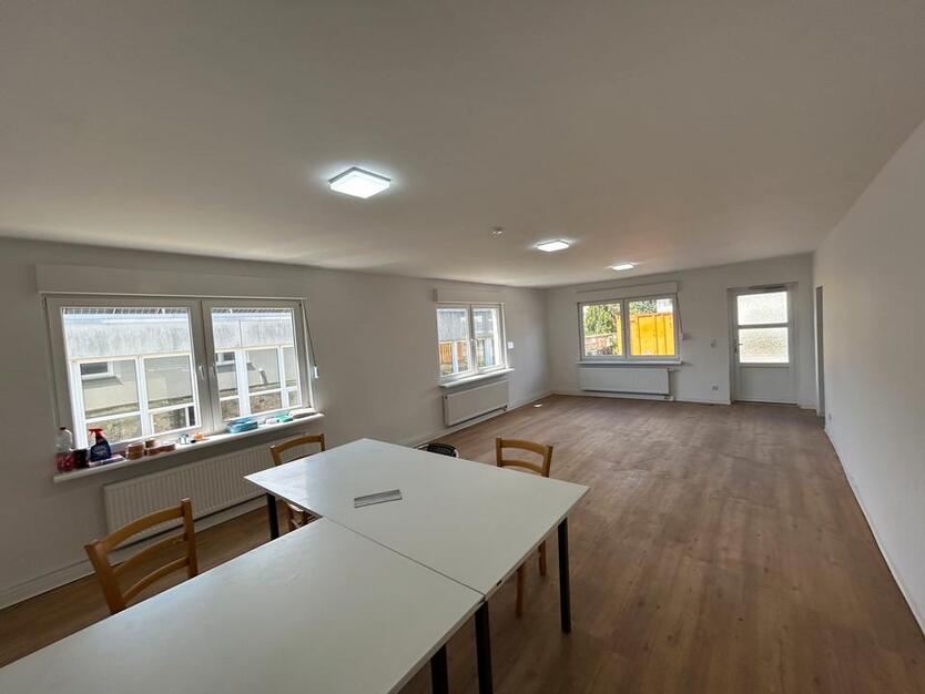 570 m² Warmhalle mit Büro-Sozialräumen und Stellplätzen zimmer
