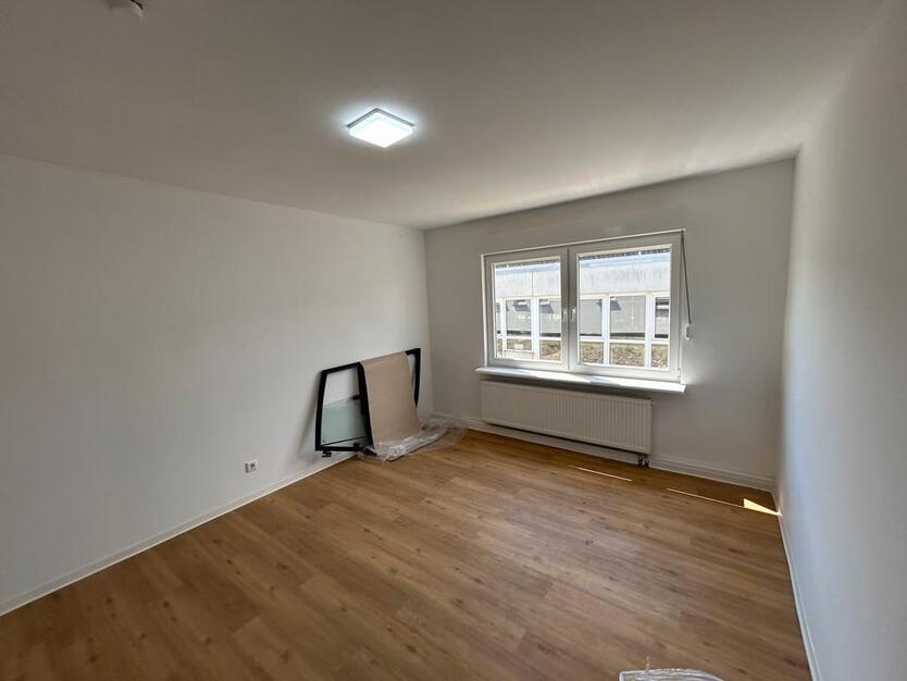 570 m² Warmhalle mit Büro-Sozialräumen und Stellplätzen zimmer