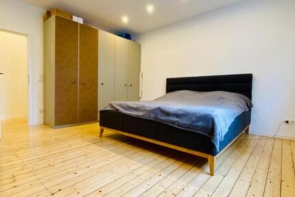 Altbaucharme mit Echtholzdielen im 3-Familienhaus 3 zimmer