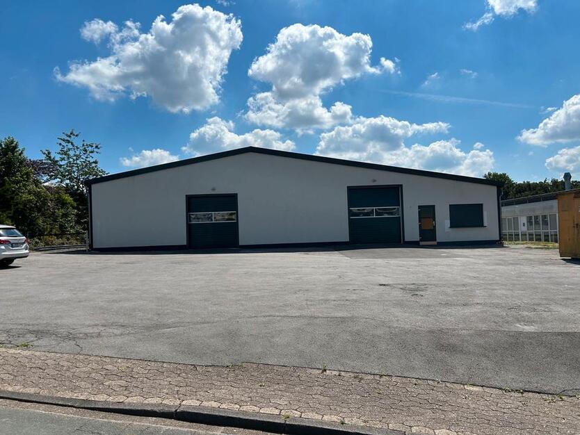 Modernisierte Produktions-Lagerhalle mit Büro-Sozialräumen + Parkplätzen zimmer