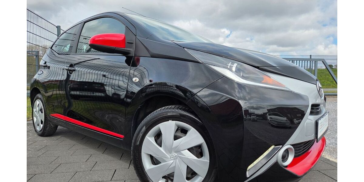 Toyota Aygo (X) 49.000 km 7.999 &euro; Paderborn 33102