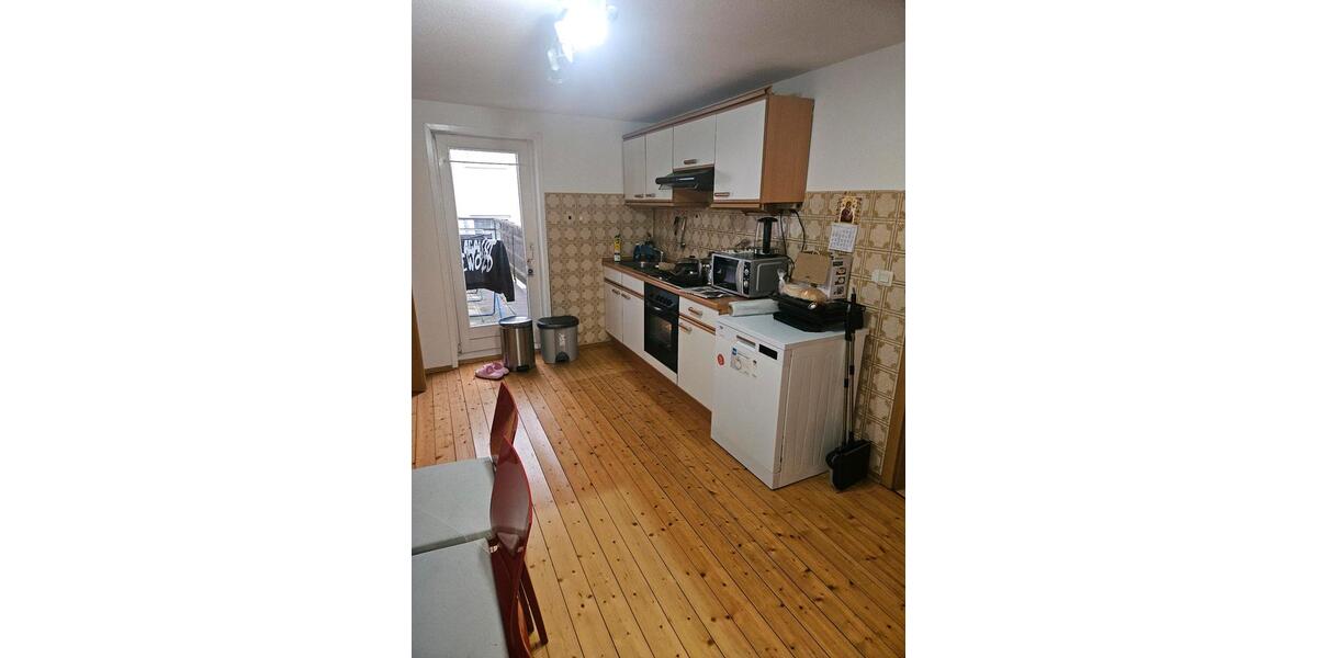 Renovierte Altbauhaushälfte mit Garage und Balkon 6 zimmer