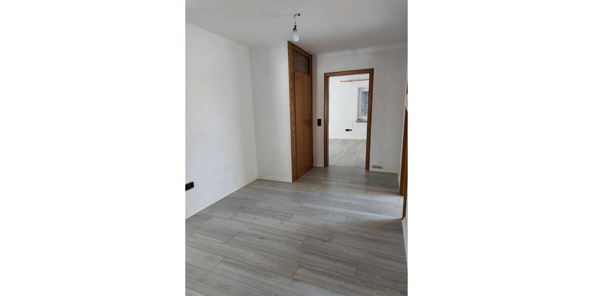 Wohnung DG 85qm (KM 680 € Warmmiete inkl. Strom ca.1080 €) 3 zimmer