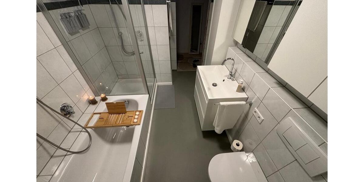 Zimmer in großzügiger, frisch sanierter Wohnung mit großem Balkon 3 zimmer