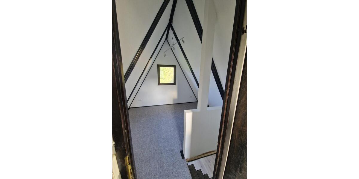 Schönes Nurdachhaus in der Natur zimmer