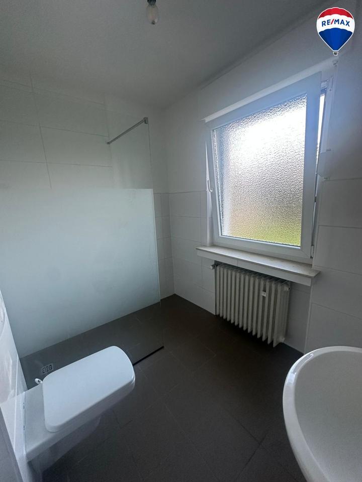 Frisch sanierte Gewerbehalle mit Büroflächen, Produktionsbereich & EinliegerWohnung zu vermieten!