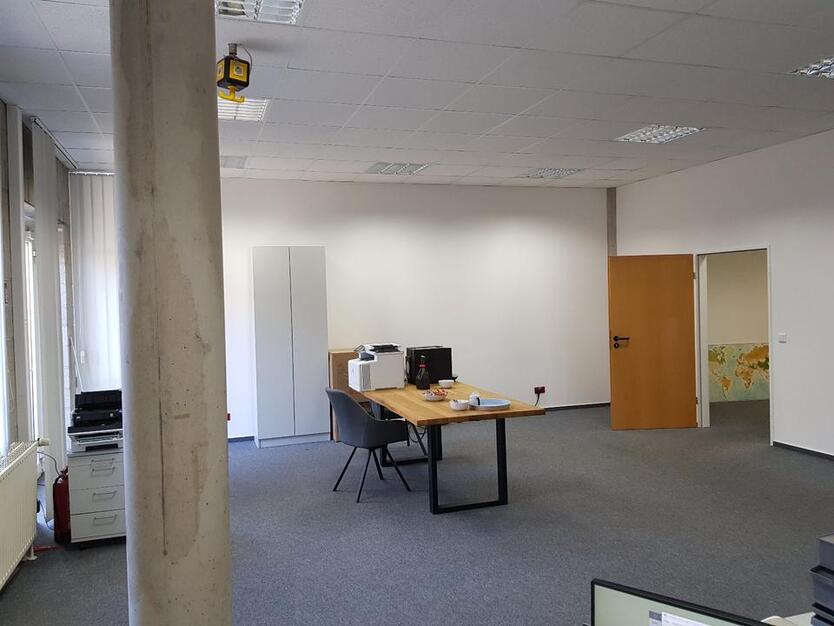 GILDE-Forum Detmold: 122 m² Büro, perfekt aufgeteilt u. mit eigener Zufahrt zimmer