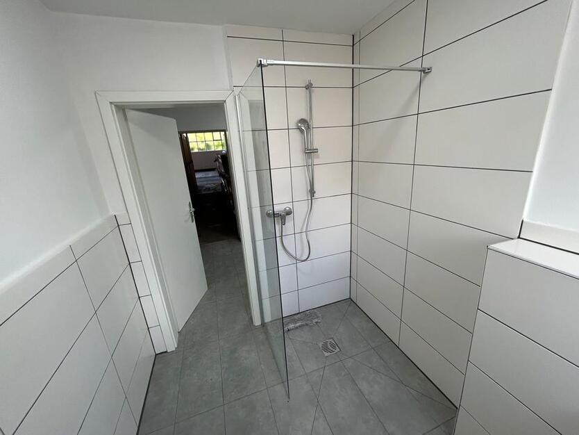 570 m² Warmhalle mit Büro-Sozialräumen und Stellplätzen zimmer