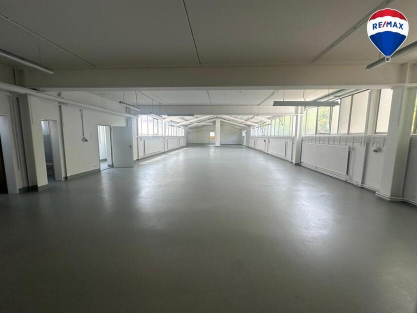 Frisch sanierte Gewerbehalle mit Büroflächen, Produktionsbereich & EinliegerWohnung zu vermieten!
