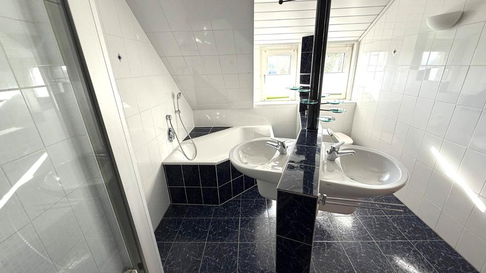Dachgeschoßwohnung Bad Lippspringe - 3 Zimmer, 76 m&sup2;, 646&euro; | Angebot:26335934