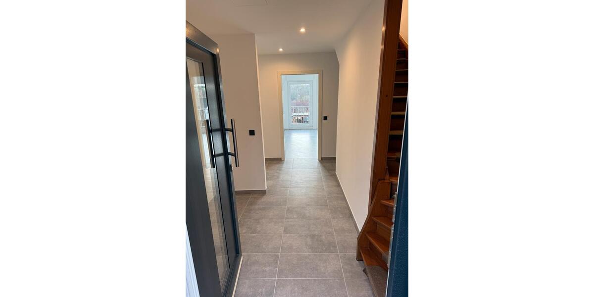 Neu sanierte 2 Etagen Wohn. mit Balkon, Terrasse, Garage + Garten 5 zimmer