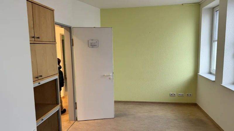 Gewerbeobjekt Paderborn Schloß Neuhaus - 8 Zimmer, 2.400&euro; | Angebot:25781126