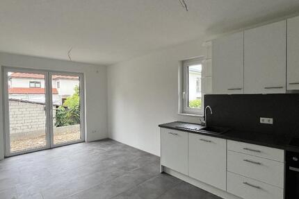 Neubau-Wohnung mit 2 ZKB und Terrasse in der Südstadt