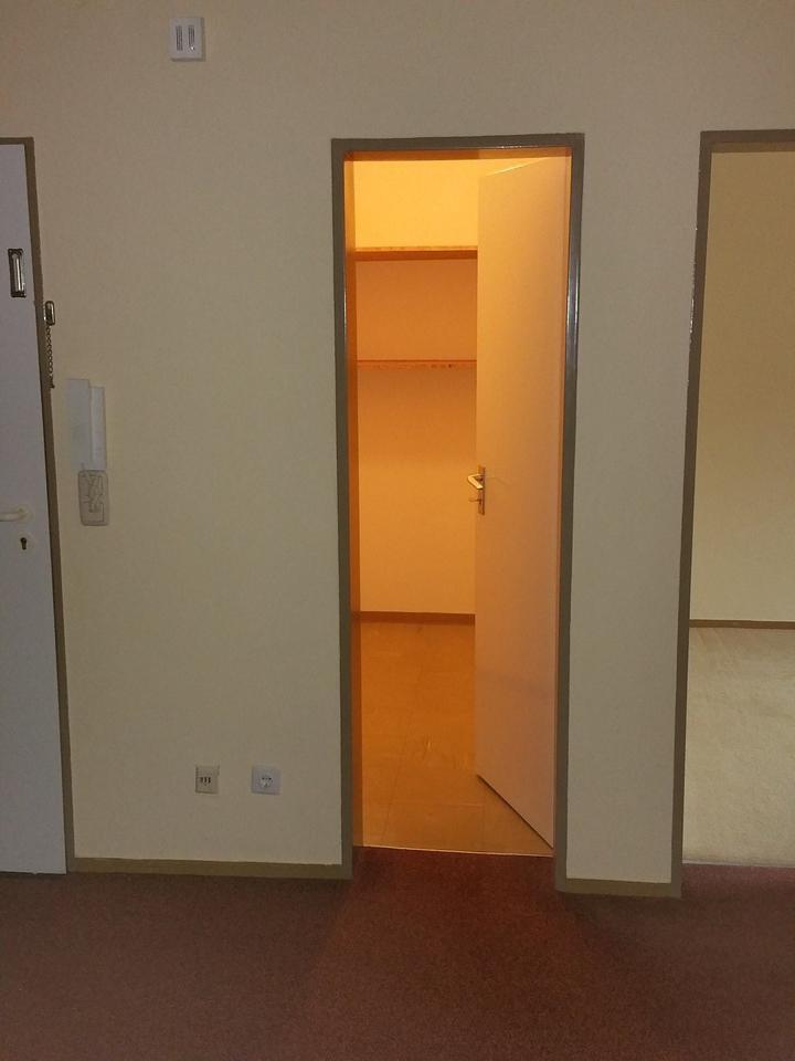 Helle, gepflegte, gut geschnittene 4-Zimmer Wohnung mit Balkon.